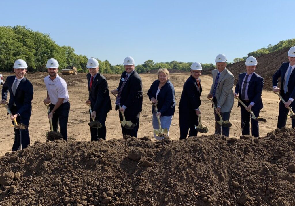 buffalotrailgroundbreaking-groupphoto-e1568051454760